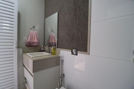 Casa de condomínio para alugar com 352m², 4 quartos e 2 vagasBanheiro Social