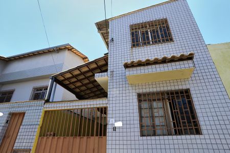Casa à venda com 150m², 4 quartos e 1 vaga Casa à venda com 150m², 4 quartos e 1 vagaFachada
