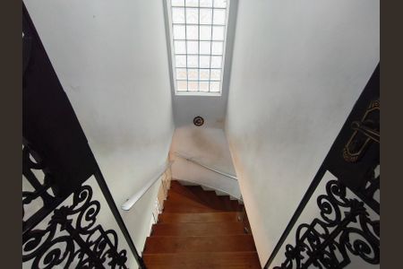 Casa à venda com 350m², 3 quartos e 3 vagasEscada