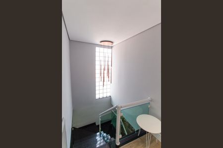 Casa à venda com 178m², 3 quartos e 3 vagas Casa à venda com 178m², 3 quartos e 3 vagasEscada