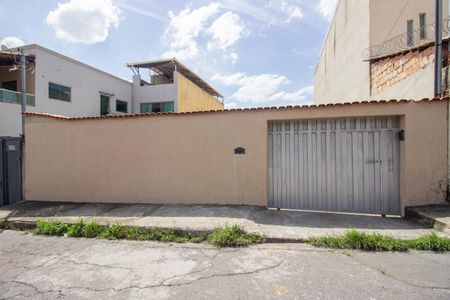 Casa à venda com 163m², 4 quartos e 8 vagasFachada
