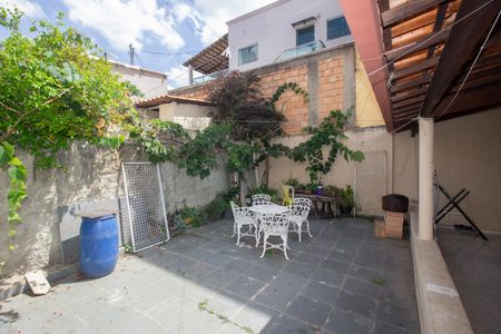 Casa à venda com 163m², 4 quartos e 8 vagasQuintal