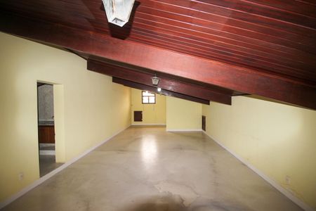 Casa para alugar com 660m², 5 quartos e 3 vagasSótão