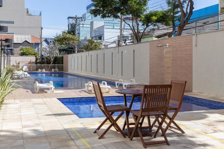 Apartamento à venda com 60m², 2 quartos e 2 vagas Apartamento à venda com 60m², 2 quartos e 2 vagasÁrea comum - Piscina