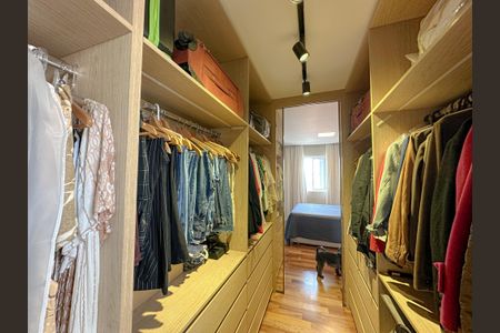 Apartamento à venda com 190m², 3 quartos e 3 vagasCloset Suíte 1