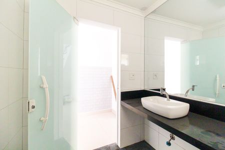 Casa à venda com 250m², 3 quartos e 2 vagas Casa à venda com 250m², 3 quartos e 2 vagasBanheiro 3