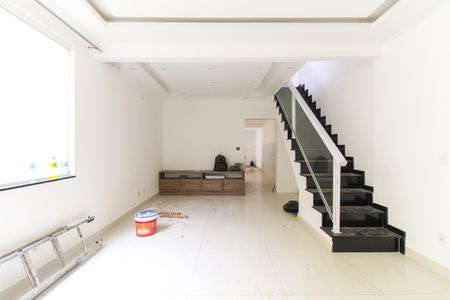 Casa à venda com 250m², 3 quartos e 2 vagas Casa à venda com 250m², 3 quartos e 2 vagasSala