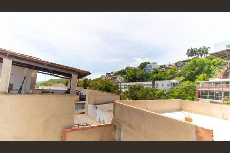 Vista Sala de apartamento à venda com 2 quartos, 70m² em Piratininga, Niterói