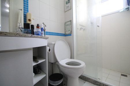 Apartamento à venda com 80m², 2 quartos e 1 vagaBanheiro da suíte 1 canadense com a sala