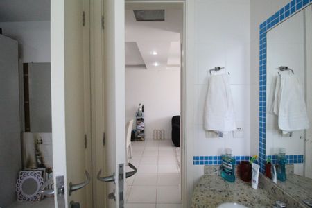 Apartamento à venda com 80m², 2 quartos e 1 vagaBanheiro da suíte 1 canadense com a sala