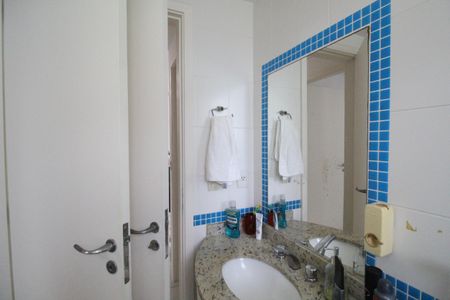 Apartamento à venda com 80m², 2 quartos e 1 vagaBanheiro da suíte 1 canadense com a sala