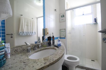 Apartamento à venda com 80m², 2 quartos e 1 vagaBanheiro da suíte 1 canadense com a sala