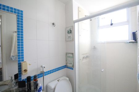 Apartamento à venda com 80m², 2 quartos e 1 vagaBanheiro da suíte 1 canadense com a sala