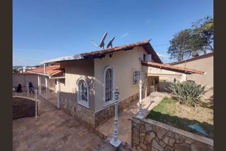 Casa para alugar com 175m², 3 quartos e 3 vagas Casa para alugar com 175m², 3 quartos e 3 vagasFachada