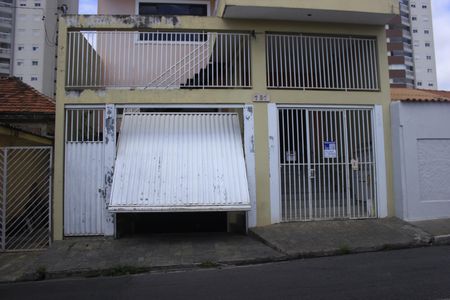 Casa à venda com 600m², 5 quartos e 6 vagasFachada do imóvel com placa QuintoAndar