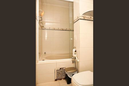 Banheiro de apartamento à venda com 1 quarto, 50m² em Centro Histórico, Porto Alegre