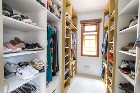 Casa à venda com 229m², 3 quartos e 4 vagasCloset da suíte