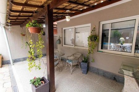 Casa à venda com 226m², 4 quartos e 2 vagas