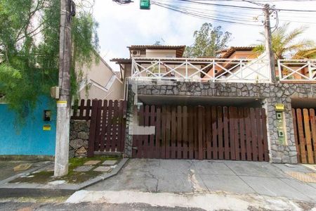 Casa à venda com 226m², 4 quartos e 2 vagas