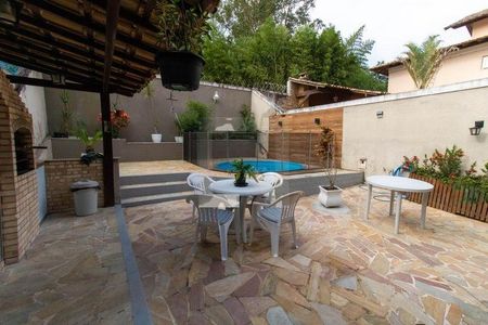 Casa à venda com 226m², 4 quartos e 2 vagas