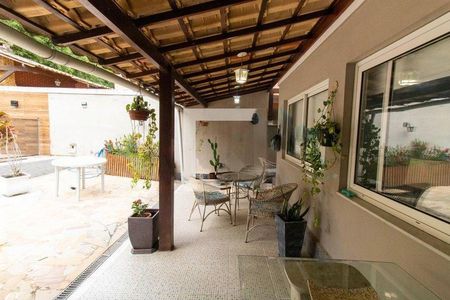 Casa à venda com 226m², 4 quartos e 2 vagas