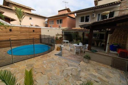 Casa à venda com 226m², 4 quartos e 2 vagas