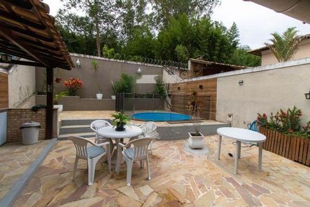 Casa à venda com 226m², 4 quartos e 2 vagas