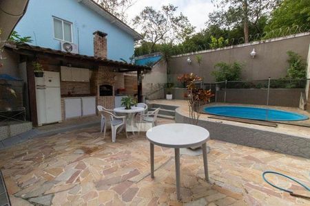 Casa à venda com 226m², 4 quartos e 2 vagas