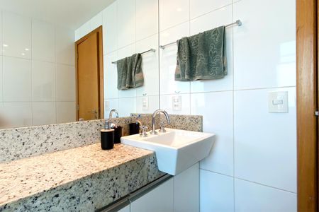 Apartamento à venda com 130m², 4 quartos e 4 vagasBanheiro da Suíte 1