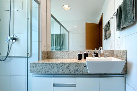 Apartamento à venda com 130m², 4 quartos e 4 vagasBanheiro da Suíte 1