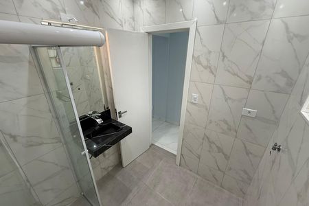 Banheiro de apartamento para alugar com 1 quarto, 70m² em José Menino, Santos