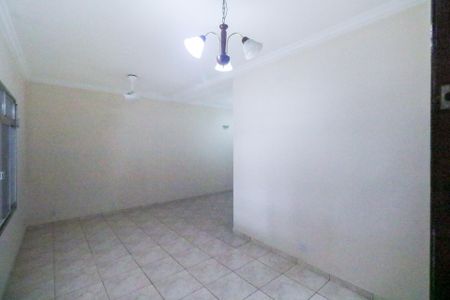 Casa à venda com 250m², 3 quartos e 3 vagas Casa à venda com 250m², 3 quartos e 3 vagasSala