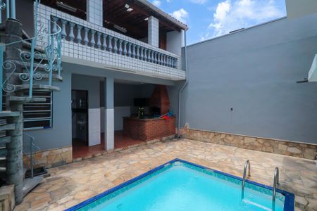 Casa à venda com 250m², 3 quartos e 3 vagas Casa à venda com 250m², 3 quartos e 3 vagasPiscina