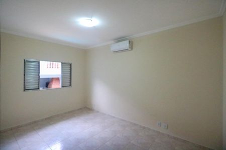 Casa à venda com 250m², 3 quartos e 3 vagas Casa à venda com 250m², 3 quartos e 3 vagasQuarto