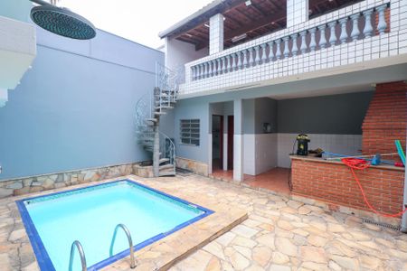 Casa à venda com 250m², 3 quartos e 3 vagas Casa à venda com 250m², 3 quartos e 3 vagasPiscina