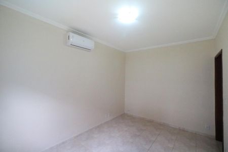 Casa à venda com 250m², 3 quartos e 3 vagas Casa à venda com 250m², 3 quartos e 3 vagasQuarto