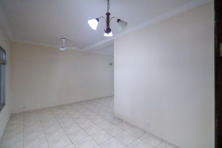 Casa à venda com 250m², 3 quartos e 3 vagas Casa à venda com 250m², 3 quartos e 3 vagasSala