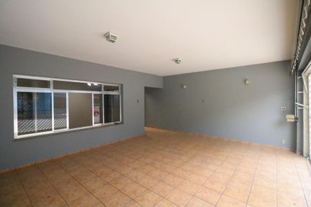 Casa à venda com 250m², 3 quartos e 3 vagas Casa à venda com 250m², 3 quartos e 3 vagasGaragem