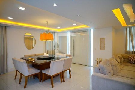 Casa à venda com 4 quartos, 585m² em Várzea das Moças, Niterói