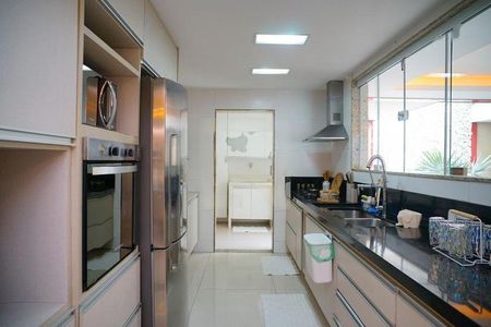 Casa à venda com 585m², 4 quartos e 3 vagas