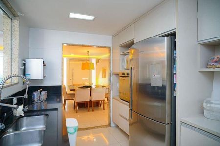 Casa à venda com 585m², 4 quartos e 3 vagas