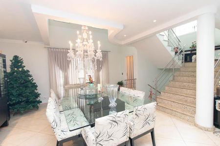 Casa para alugar com 450m², 4 quartos e 6 vagas Casa para alugar com 450m², 4 quartos e 6 vagasSala