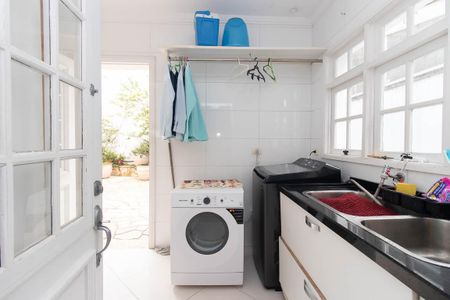 Casa para alugar com 450m², 4 quartos e 6 vagas Casa para alugar com 450m², 4 quartos e 6 vagasÁrea de Serviço