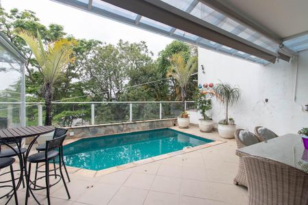 Casa para alugar com 450m², 4 quartos e 6 vagas Casa para alugar com 450m², 4 quartos e 6 vagasPiscina