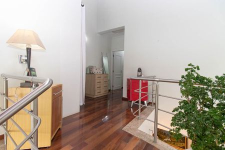 Casa para alugar com 450m², 4 quartos e 6 vagas Casa para alugar com 450m², 4 quartos e 6 vagasEscada