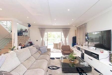 Casa para alugar com 450m², 4 quartos e 6 vagas Casa para alugar com 450m², 4 quartos e 6 vagasSala