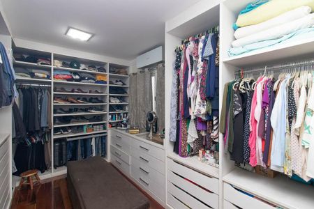 Casa para alugar com 450m², 4 quartos e 6 vagas Casa para alugar com 450m², 4 quartos e 6 vagasCloset da suíte 3