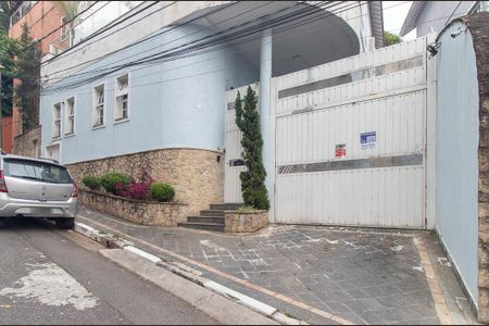 Casa para alugar com 450m², 4 quartos e 6 vagas Casa para alugar com 450m², 4 quartos e 6 vagasFachada