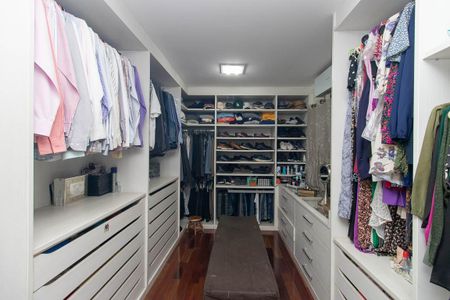 Casa para alugar com 450m², 4 quartos e 6 vagas Casa para alugar com 450m², 4 quartos e 6 vagasCloset da suíte 3