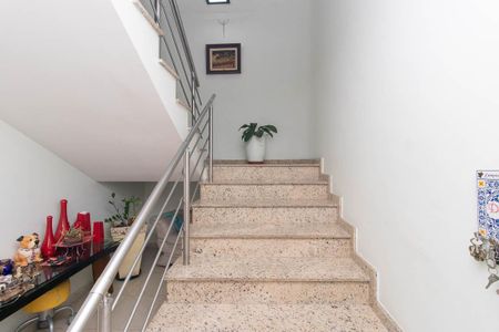 Casa para alugar com 450m², 4 quartos e 6 vagas Casa para alugar com 450m², 4 quartos e 6 vagasEscada